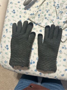 Gray gloves with tech index and thumb tips